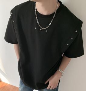 T-shirt da uomo firmata, alla moda, con rivetti, stile coreano, a maniche corte, girocollo, per l'estate, scuro e di tendenza - Product Image 1