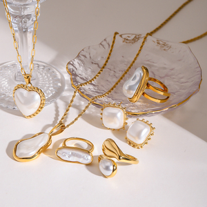 J & D 18K Chapado en oro Joyería de acero inoxidable Perla de imitación Familia Pendientes Collar Anillo Conjunto - Product Image 2