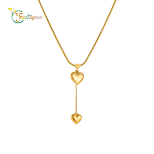 Elegante Collar Gargantilla de Cadena de Serpiente de Acero Inoxidable Bañado en Oro con Colgante de Corazón de Durazno y Borla de Corazón de Amor para Práctica Budista - Product Image 1