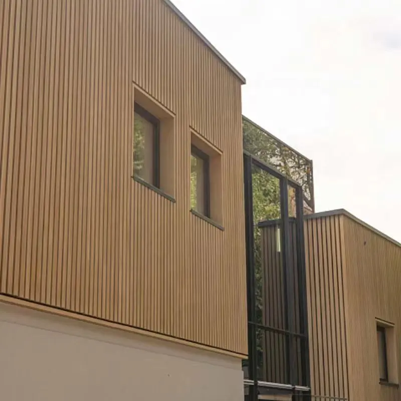 Revestimiento de pared compuesto de plástico y madera WPC hueco impermeable decorativo Exterior estriado de grano de madera para fachada del sudeste asiático