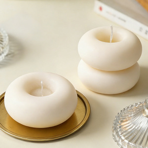 Vela Aromática Artesanal de Cera de Soya Estilo Donut Blanco, Sin Humo, Perfumada, para el Día de San Valentín - Product Image 3