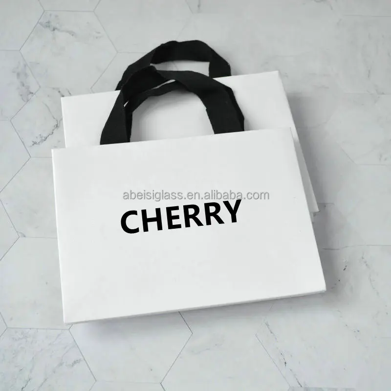 بيع بالجملة حقيبة تسوق بيضاء قابلة لإعادة الاستخدام مخصصة فاخرة تغليف هدايا عيد الميلاد أكياس ورق كرافت