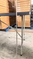 Table pliante rectangulaire blanche en HDPE moulé par soufflage avec pieds en acier pour les dîners et les événements en plein air