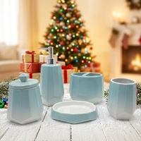 Ensemble d'accessoires de salle de bain en céramique verte 5 pièces, comprenant un vase de table et un vase de sol, et des distributeurs de savon uniques en résine avec finition mate transparente