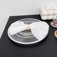 Assiette de présentation en plastique transparent de 13 pouces avec des plats acryliques ronds à bord blanc pour le dîner de mariage