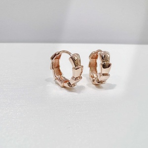Pendientes geométricos occidentales de plata de ley 925 OEM para mujer, estilo hip hop, minimalistas, para uso diario, con baño de oro rosa. - Product Image 1