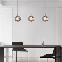 La petite lampe de chevet en forme de lune, style italien haut de gamme, offrant une lumière pour les chambres.