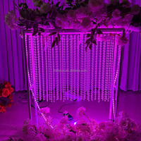 Support à fleurs en métal pour table avec rideau de perles de cristal suspendues, centre de table de mariage de luxe, décoration de table de banquet et de table de desserts