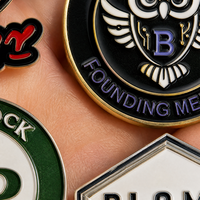 Badges en métal personnalisés en émail souple avec logo pour les fabricants de gants et d'écharpes, accessoires de mode, équipes d'artisanat, vente en gros et en vrac