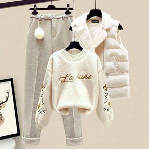 Set Elegante da Donna Tre Pezzi: Giacca in Cotone Imbottito, Gilet, Maglione a Maniche Lunghe e Pantaloni in Lana - Product Image 1