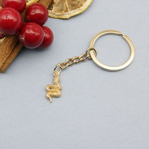 Porte-clés Serpent Bouclé avec Pendentif en Alliage Texturé pour Cadeaux aux Amateurs de Reptiles - Product Image 4