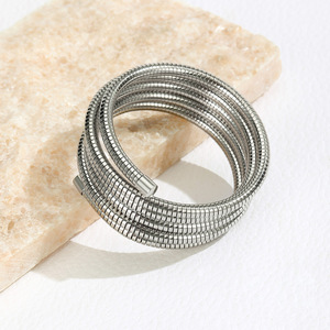 Pulsera de acero inoxidable de varias capas con anillo elástico enrollado, joyería unisex con acabado en oro blanco - Product Image 2