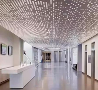 Plafond suspendu carré en maille d'aluminium perforée blanche au design moderne, revêtement poudré, ignifuge et résistant à l'humidité