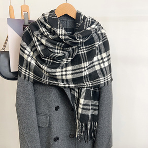 Bufanda de imitación de cachemira a cuadros para mujer, estilo coreano, cálida para invierno, con borlas. - Product Image 4