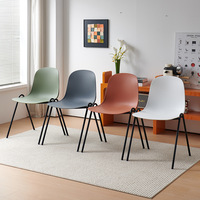 Chaise de salle à manger empilable en plastique moderne à faible MOQ avec pieds en métal noir pour appartement, hôpital, cuisine, mini-café