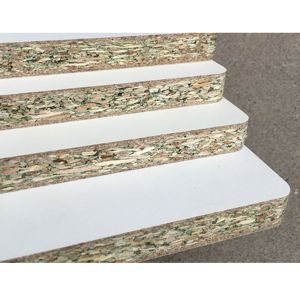 <span class=keywords><strong>Tablero</strong></span> de partículas <span class=keywords><strong>blanco</strong></span> de melamina impermeable 16MM 18mm superficie acabada número de modelo <span class=keywords><strong>OSB</strong></span> hecho madera Álamo arroz cáscara muebles uso - Product Image 1