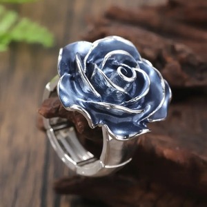 Anello da Donna con Rosa Blu Smaltata, Design Elegante, Gioiello di Moda per Uso Quotidiano e Feste, Regalo per Donne - Product Image 1