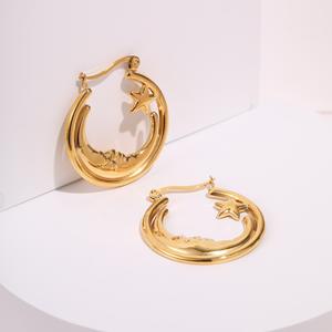 Boucles d'oreilles créoles lune et étoile en or Boucles d'oreilles design céleste Accessoire de mode idéal pour cadeau femme - Product Image 3