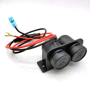 Cache-poussière pour câble allume-cigare de voiture à double port Porte-fusible à lame femelle Transmetteur FM Amplificateur Solution tout-en-un - Product Image 6