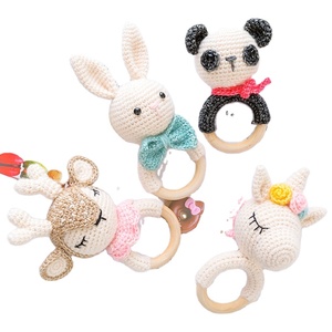 Mordedor de Madera y Ganchillo Hecho a Mano con Forma de Unicornio, con Sonido de Campana de Plástico Suave para la Dentición, Edades de 2 a 14+ Años, Unisex - Product Image 1