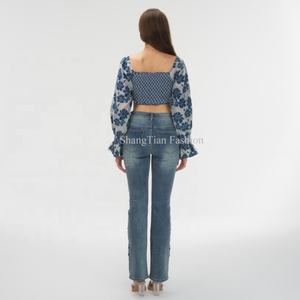 Fabricante OEM, Jeans de Cintura Baja para Mujer, Lavado Medio, Bordado Floral, Pantalones de Mezclilla de Pierna Recta - Product Image 4