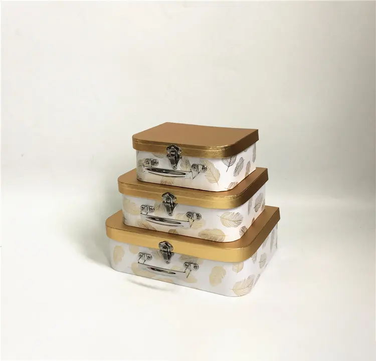 صندوق هدايا مربع مزين بالأرياش بطباعة مخصصة من رقائق الذهب لعيد الحب 2024