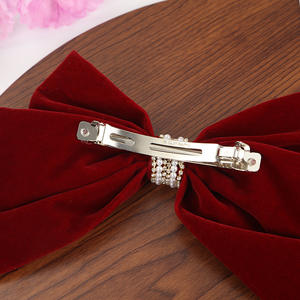 กิ๊บติดผมกำมะหยี่เกาหลีทรงโบว์ขนาดใหญ่ประดับมุกสำหรับผู้หญิง กิ๊บหนีบผมสำหรับฤดูใบไม้ผลิ ดีไซน์หรูหรา เหมาะสำหรับงานปาร์ตี้และใช้ในชีวิตประจำวัน - Product Image 3