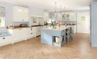 Cuisine contemporaine sur mesure en bleu clair du Vermont avec îlot intégré et espace pour appareils électroménagers pour hôtel de charme