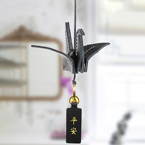 Pendentif de voiture populaire en cuir PU, ornement de voiture créatif en forme de grue origami, kit de bricolage. - Product Image 2
