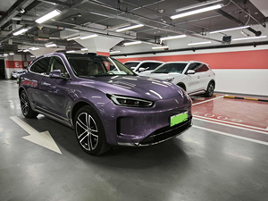 AITO M5 Extended-Range Ultra SUV 4x4 Usato 2025 viola su sfondo albicocca - Product Image 3