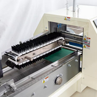 Machine d'emballage horizontale automatique 380 pour gâteaux, gaufrettes, biscuits et autres produits alimentaires, avec fonction de mise en carton et d'emballage coussin