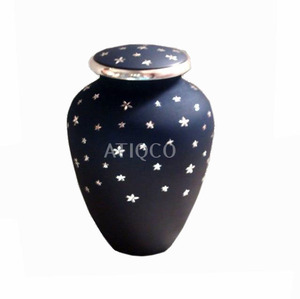 Urna de cremación de latón macizo hecha a mano más vendida, tributos funerarios duraderos para cenizas, hermosa naturaleza muerta, suministrada a la India - Product Image 4