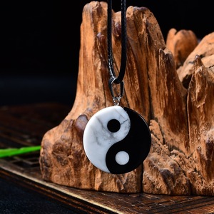 Collar con Colgante de Piedra en bruto de obsidiana de pino blanco natural, símbolo de ocho trigramas Yin Yang blanco negro, técnica pulida a mano - Product Image 3