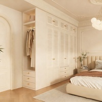Armoire à portes à persiennes blanc crème, placard encastré du sol au plafond avec espace de suspension ouvert et tiroirs, poignées dorées