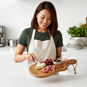 เขียงไม้ทรงสี่เหลี่ยมพร้อมด้ามจับสำหรับเสิร์ฟชีสและเตรียมอาหาร - Product Image 1