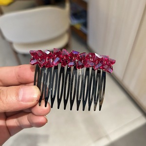 Peigne en acrylique antidérapant de 7,5 cm avec design géométrique en cristal coloré pour la décoration de fête des femmes - Product Image 4