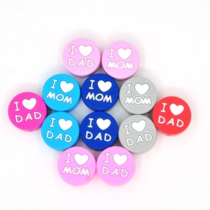 Nouveaux articles sans BPA, <span class=keywords><strong>perles</strong></span> focales en silicone de 20 mm avec <span class=keywords><strong>lettres</strong></span> de l'alphabet « J'aime maman/<span class=keywords><strong>papa</strong></span> » pour stylos, fabricants de <span class=keywords><strong>perles</strong></span> en silicone - Product Image 3