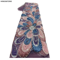 Tissu en dentelle française brodé de sequins et de perles à motif plumes de paon romantiques, tissu en tulle de luxe floral lourdement perlé