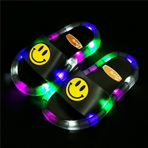 Pantuflas con suela de PVC y luces LED de dibujos animados para niños, luminosas de noche, con lunares, para verano, ocio, <span class=keywords><strong>hotel</strong></span> y primavera - Product Image 2