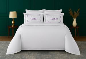 Funda de Almohada Violet Harmony, Diseño de Flores Violetas de Lujo, Tela de Poliéster Premium, Tacto Suave, Duradera - Product Image 3