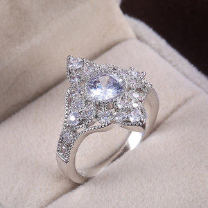 Anello con motivo traforato per donna, elegante gioiello da dito scintillante e alla moda - Product Image 3