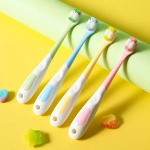 Grosir Pabrik sikat gigi anak-anak warna permen plastik berkualitas tinggi untuk 2-12 tahun paket rumah pisah bulu lembut - Product Image 1