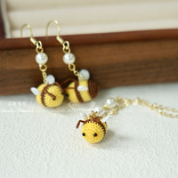 Bijoux finis au micro-aiguille, petites boucles d'oreilles et bagues en forme d'abeille, tous tricotés à la main avec une micro-aiguille, frais et délicats.
