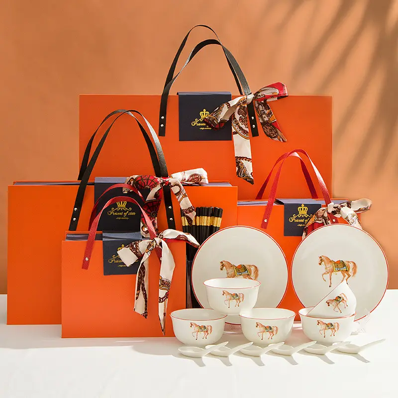 Ensemble de vaisselle de luxe légère de style aristocratique avec boîte-cadeau orange et foulard en soie motif cheval, bol et assiette en cadeau