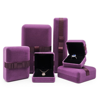 Bracelet en velours OEM de luxe Boîte à bijoux Logo personnalisé avec insert en mousse pour la vente au détail et l'emballage de cadeaux