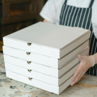 L'usine imprime des boîtes à pizza de 9, 10, 12, 15, 16 et 18 pouces avec des dimensions 33x33, présentant des designs personnalisés de logos de contenants alimentaires