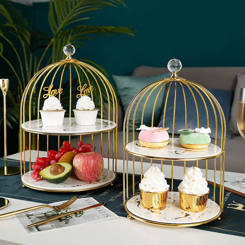 Plat à cake en porcelaine décor en plein d'une composition floral aux oiseaux sur fond de palme