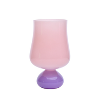Verres à vin en forme de tulipe dans des couleurs macaron