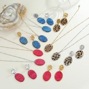 أقراط متدلية من الفولاذ المقاوم للصدأ والأكريليك من KITI، ملونة وغير قابلة للصدأ، خفيفة الوزن وعصرية بنقشة جلد الفهد - Product Image 6