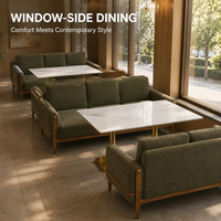 Ensemble de salle à manger pour restaurant : chaises et tables, banquette rembourrée vert mousse, table en marbre blanc, piédestal doré, usage commercial